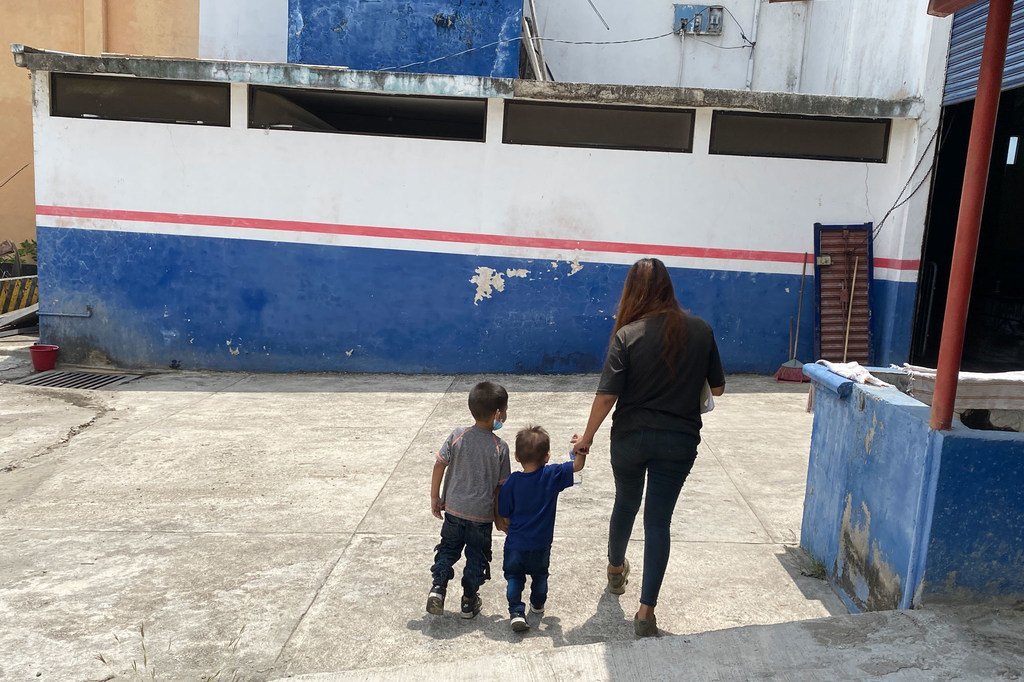 Una madre junto a sus dos hijos en el sur de México.